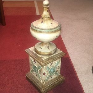 Molded pedestal